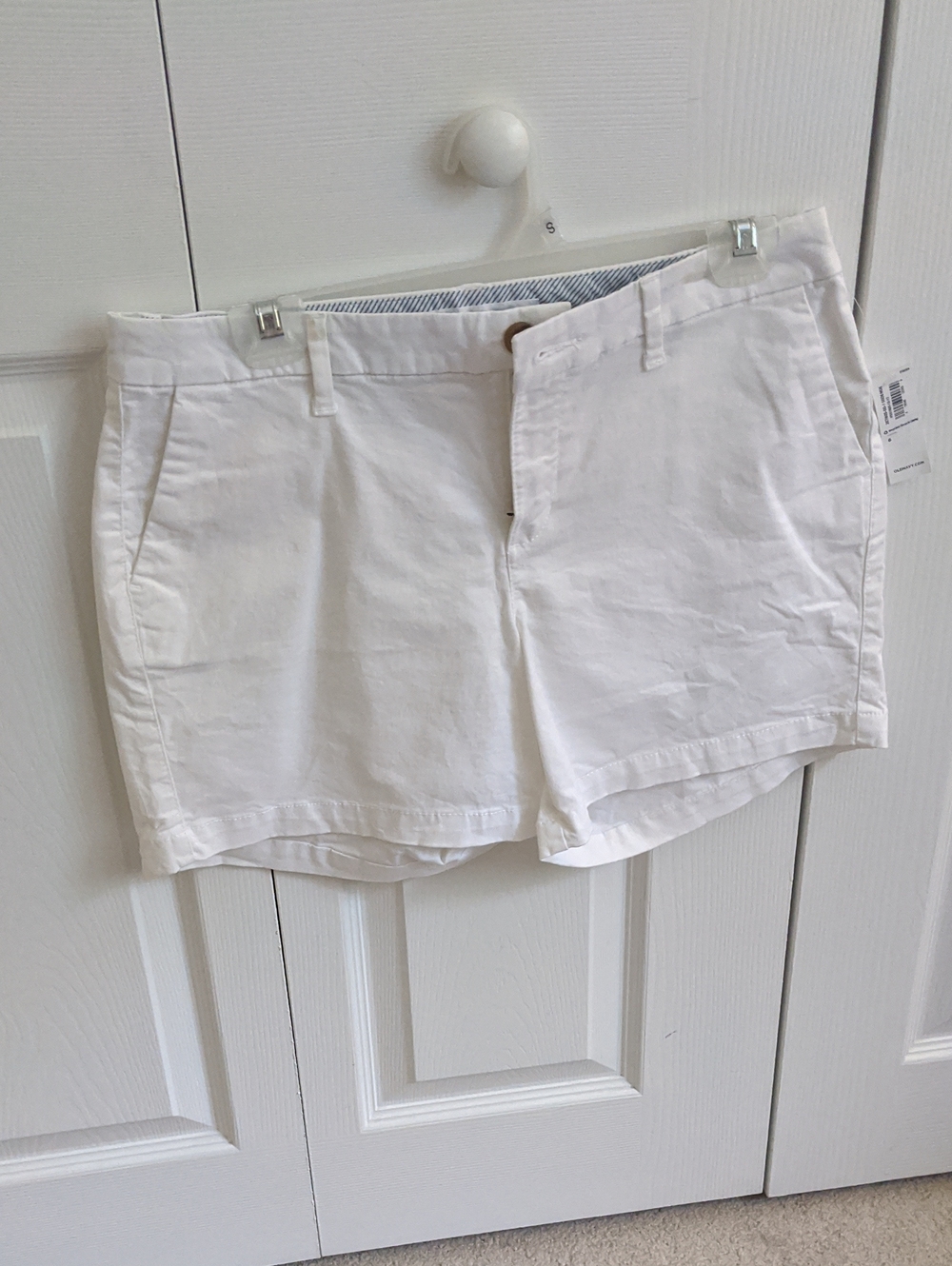 Women's Old Navy Size 6 Classic White Khaki Shorts- NWT